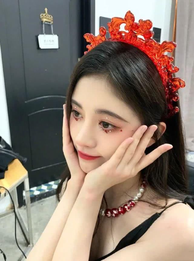 多色水钻:最近火了一种眼妆叫“心动妆”,精美水钻点缀,楚楚可怜看得心动
