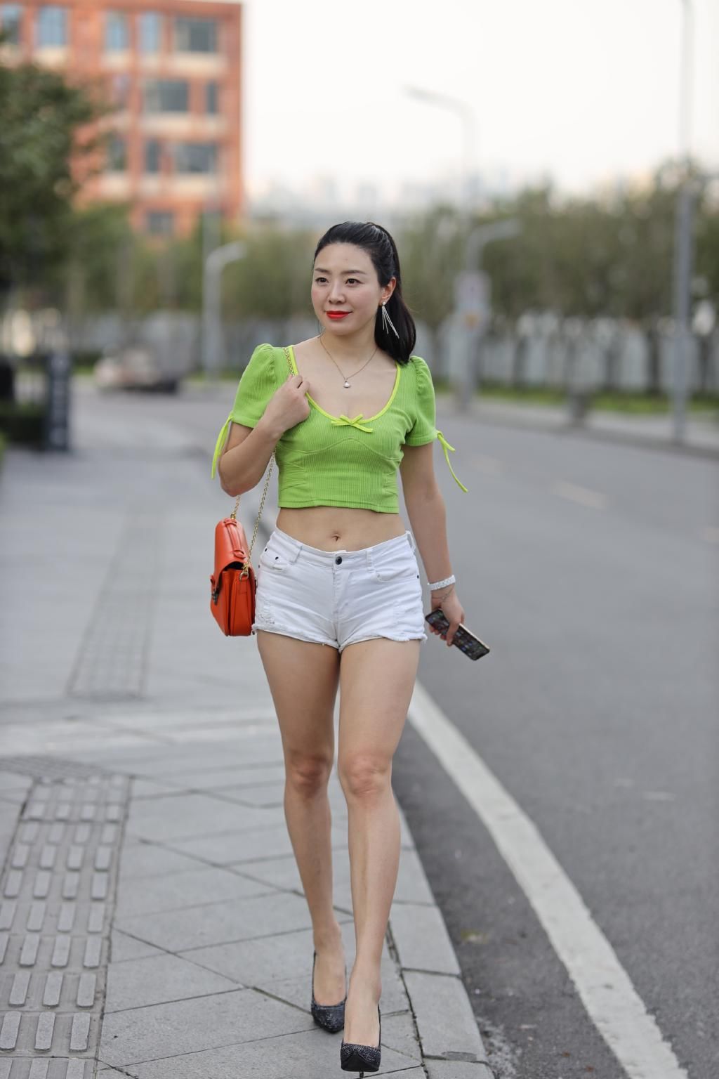  热裤|抹茶绿短款上衣搭配热裤，高挑美女穿出高级时尚感