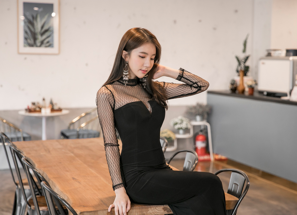 小姐姐一袭黑色网纱连衣长裙，尽显庄重大气的美