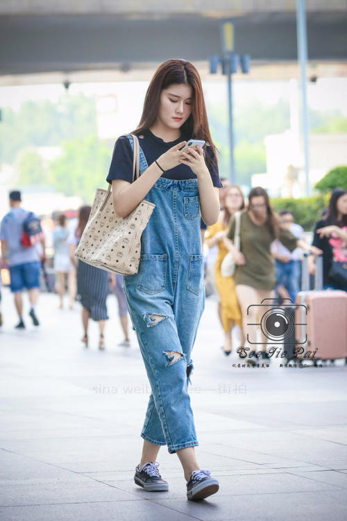 路人街拍，淑女气质的背带休闲牛仔裤小姐姐