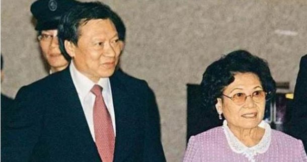  儿子：中国最“有钱”老太太，出门坐防弹车，生了三个身家千亿