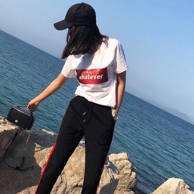 女人出门一定要收拾自己，今年流行这款运动套装，显嫩美翻天