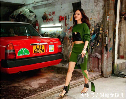 Baby难得穿露脐装，却搭配一件外套藏起来，网友：露一点不要紧！