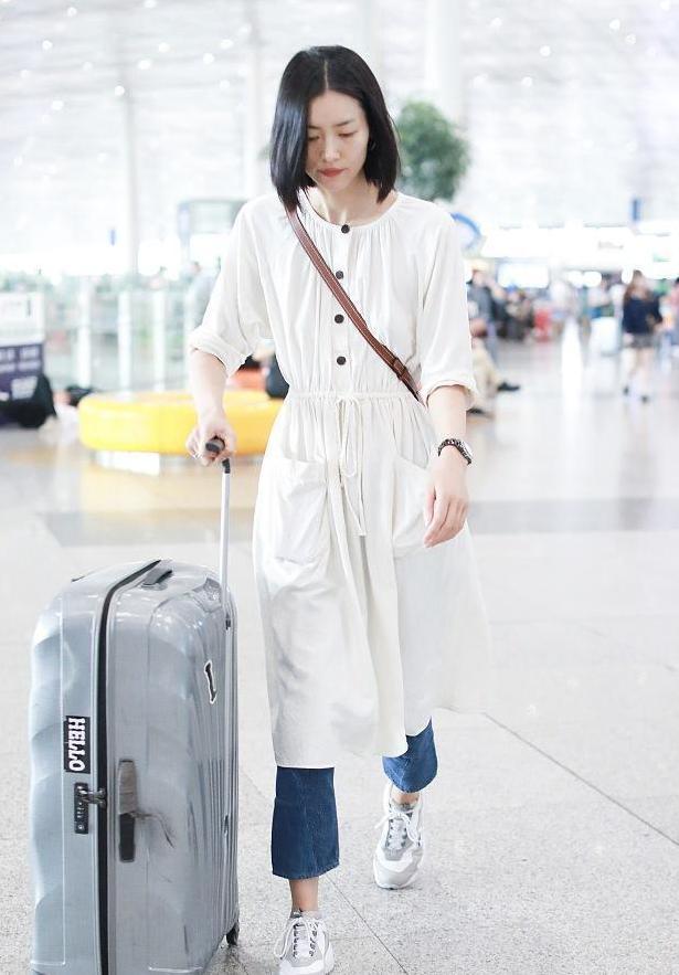 江疏影穿上小白裙, 竟把刘雯给比下去, 网友: 超模遇到对手了!