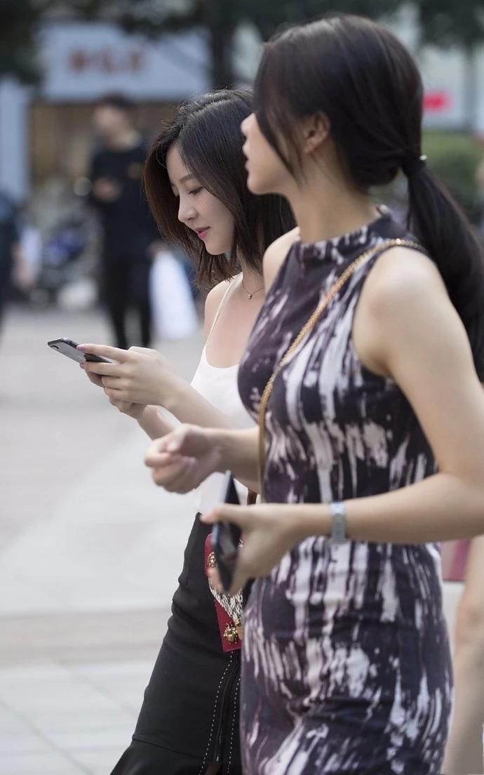 街拍：漂亮丽人的性感美女走来，感觉很美好！