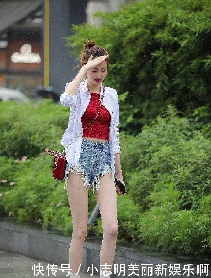 衬衣@街拍:小姐姐白色衬衣搭配牛仔短裤,满屏幕的高挑美腿!惹人爱!