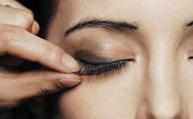  「高原红腮红」粗眉毛、蟑螂腿、妆容朦胧…新手化妆的这些难堪错误观念