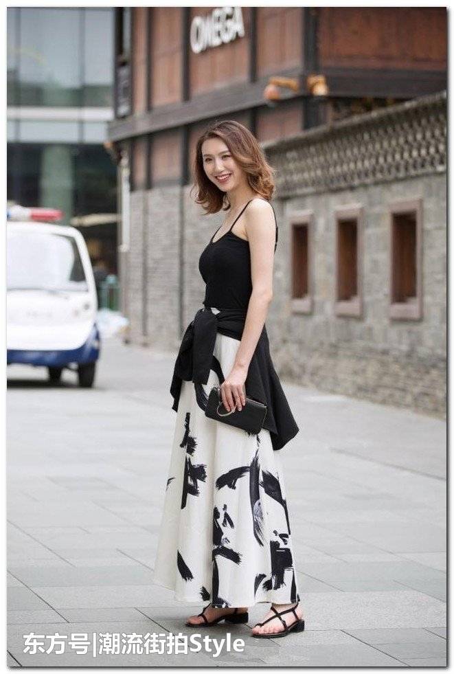 街拍美女：长得好看不多说了，明显美女搭配白色更加吸睛