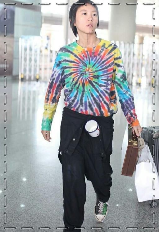 窦靖童轻装上阵！茶缸、木箱全都不见了，网友：这么利落真不习惯