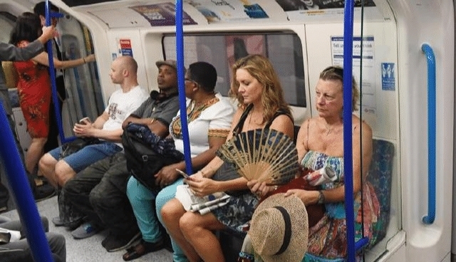 英国地铁没有空调，无意带火了中国纸扇，让人哭笑不得