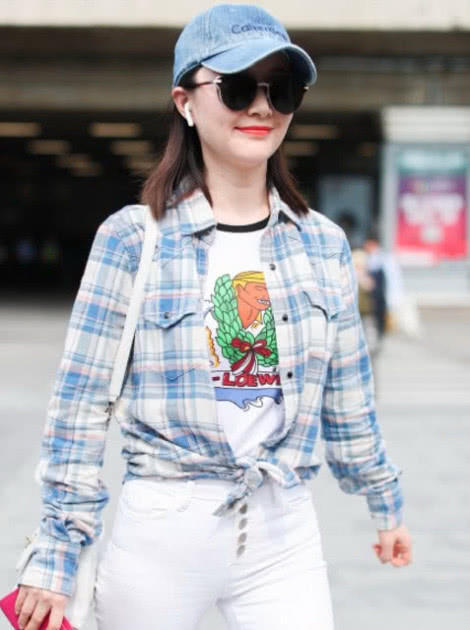 舒畅是真拼啊，裤子这么紧也不怕撑坏了，网友：这时尚我看不懂！