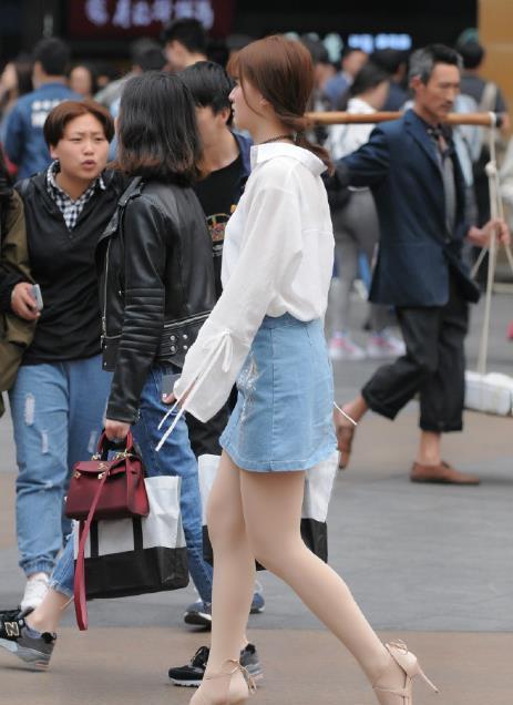 美女:街拍:精致美女翩若惊鸿,甜美温婉的灵动,尽情绽放女神魅力!