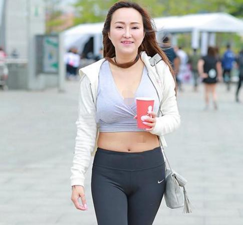 傲人曲线的打底裤小姐姐，展现完美身材，尤为抢眼！