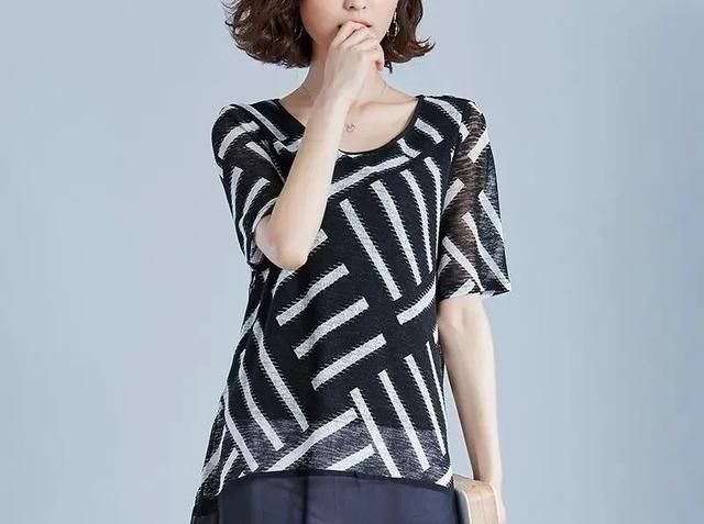  迷人■女人过了50岁,少穿妈妈装,多穿这样的打底小衫,知性迷人