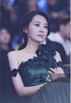 林依晨比许晴小了14岁,但同穿墨绿色裙时,网友:这次真的是输了