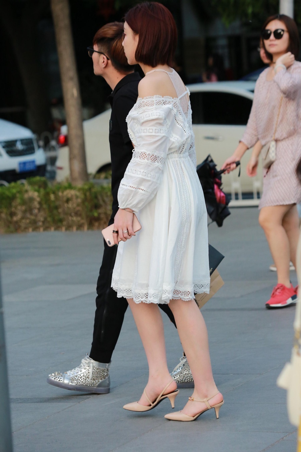 街拍：白色连衣裙美女，网友：后面的大哥像保镖