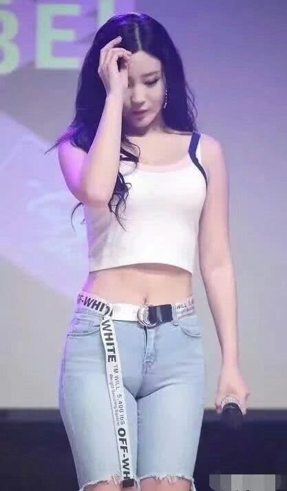 性感女神的风情万种,其实只需一件普通的紧身牛仔裤就足够了