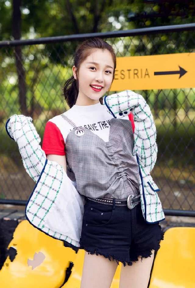 虞书欣真敢穿!连衣裙外穿T恤+皮裙,网友:不伦不类就服你