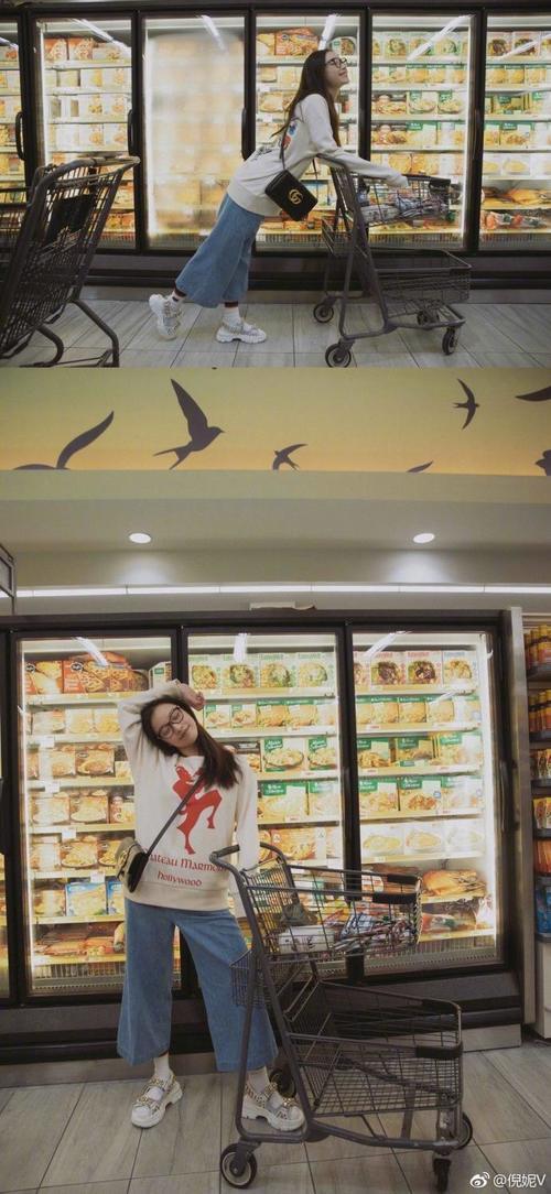 倪妮打扮随性素颜逛超市 推购物车挑零食满满少女感