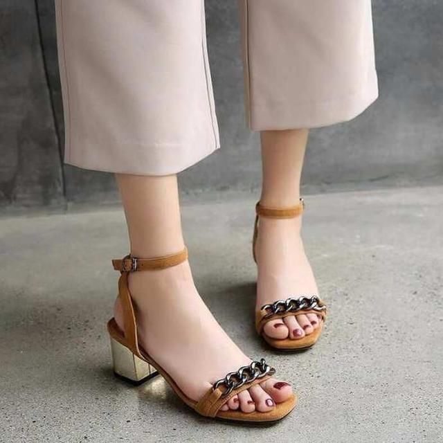 甜美的一字带高跟鞋，洋溢着满满的活力