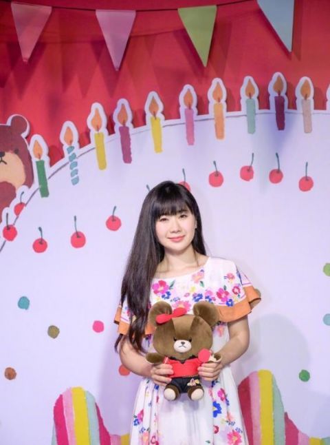 「宛若」被福原爱美到了!穿白色印花连衣裙亮相,齐刘海长发宛若18岁少女