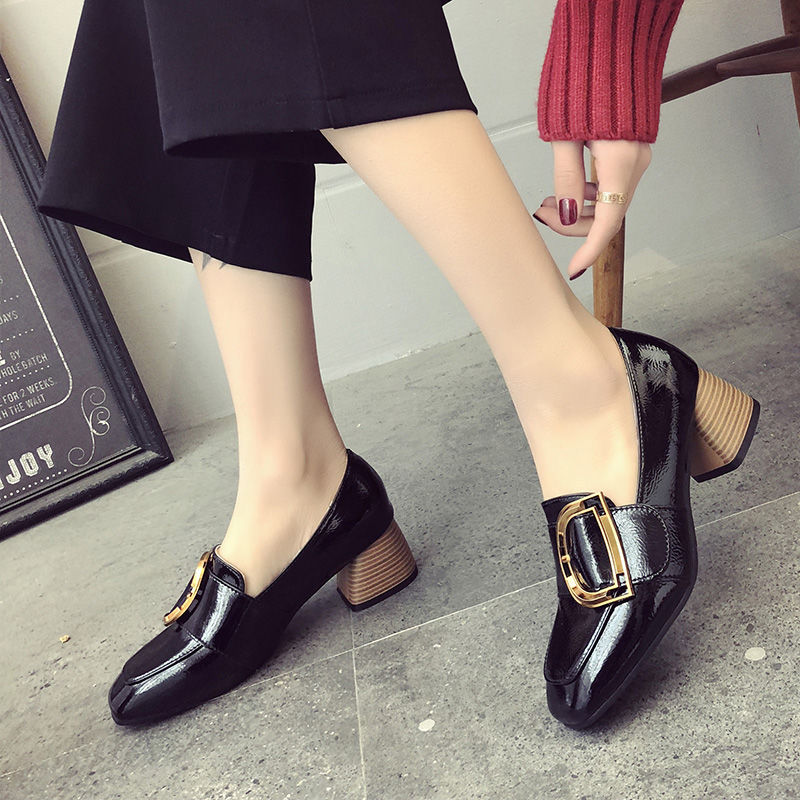 别再穿10几块的“地摊拖鞋”了，今年流行这样的，穿着你更气质