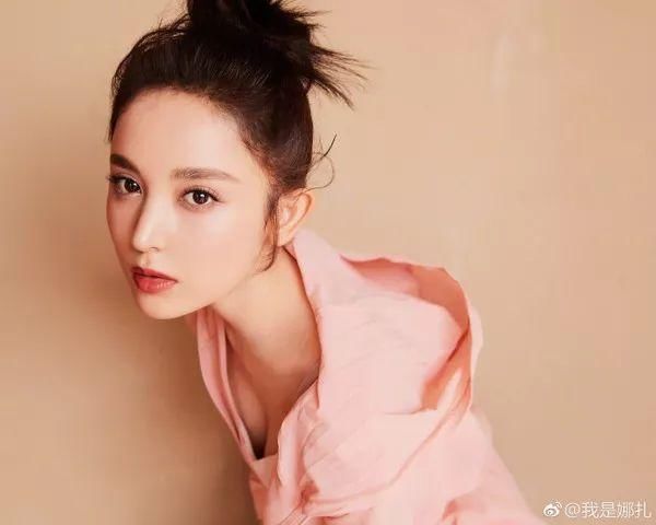 心痛| 娜扎这本发型教科书也踩雷了?这样扎丸子头简直自寻死路...