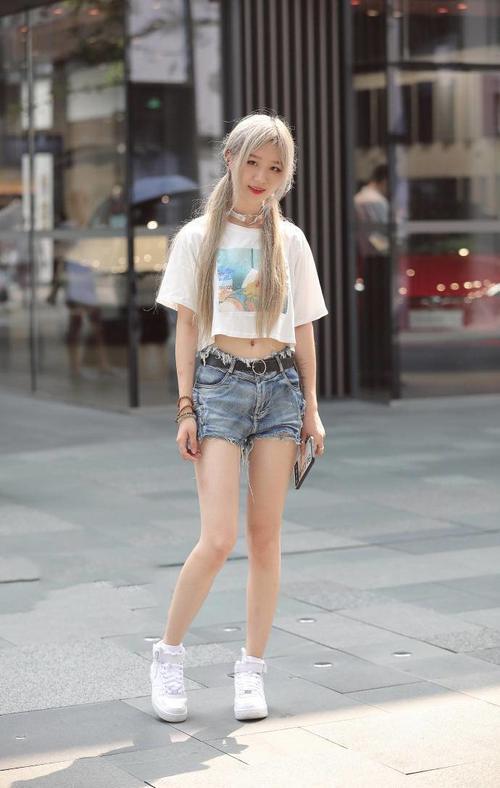 街拍：可爱俏皮的打底裤小姐姐身材出众，气质优雅，特别吸睛！