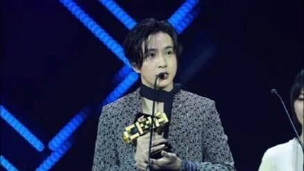 薛之谦李雨桐事件当事人最新动态，男方开演唱会，女方公司倒闭