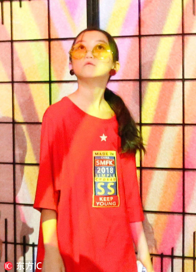 李亚鹏带女儿看展，12岁李嫣咬唇妆惊艳，茶色眼镜搭红耳环潮炸