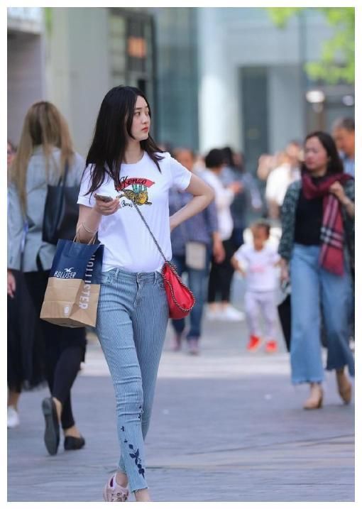 街拍：图四穿抹胸纱裙，水嫩白皙的肌肤，更有“诱惑力”！