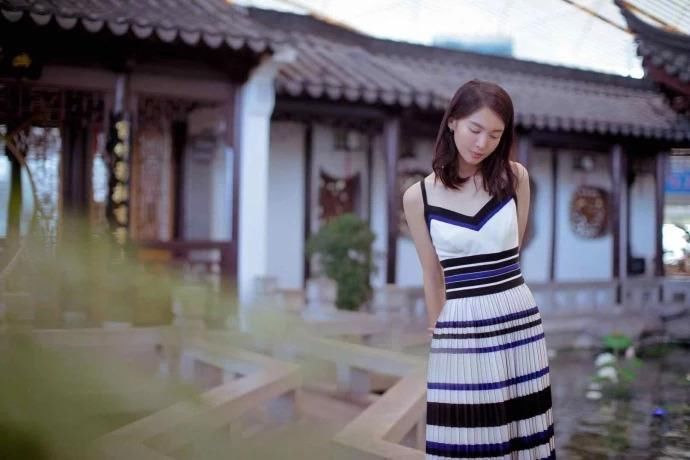 小清新!28岁金晨吊带长裙、26岁娜扎粉色look,网友:差距很明显