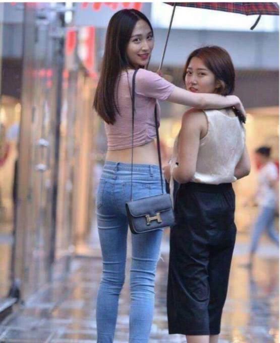 路人街拍，牛仔短裤搭配白色T恤，隐隐约约的小蛮腰真是太迷人了