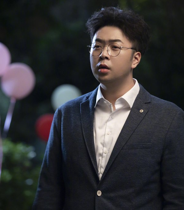 杜海涛真的瘦了，与蔡徐坤同框也不逊色图1