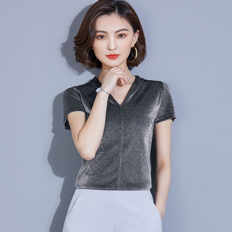 身材丰满的女人就穿吊带，特别性感有女人味，人人看了都脸红