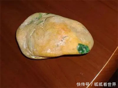  「大叔」农民大叔深山挖出块石头坚称是翡翠，不小心磕掉一块，