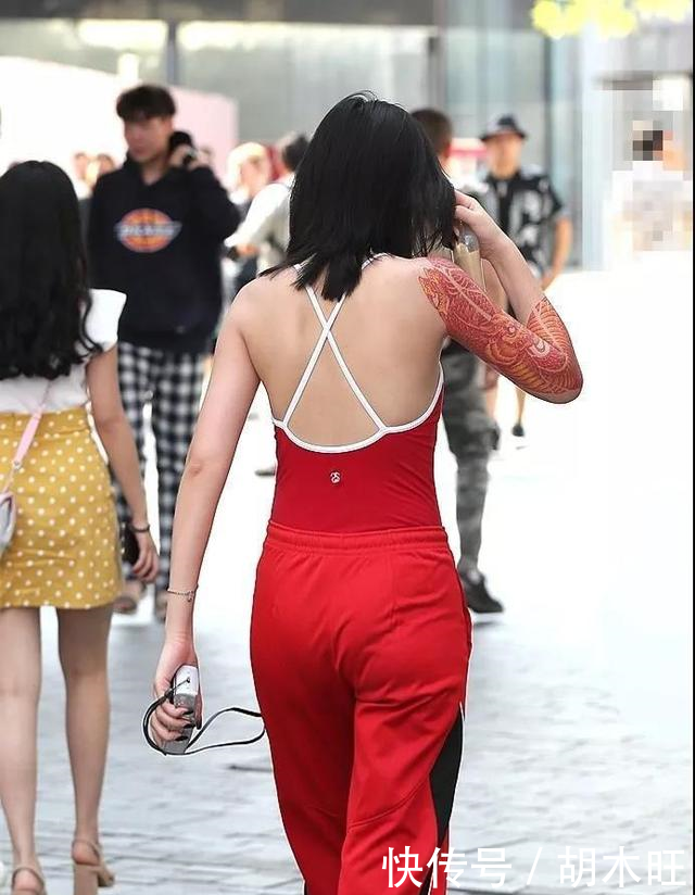 北京街拍 真正的美女们穿衣很大胆，背影性感妩媚，你肯定喜欢