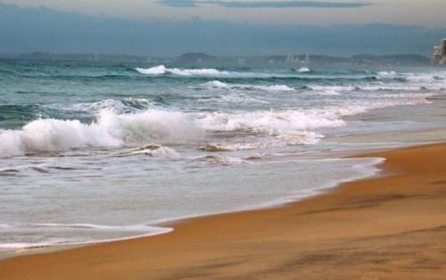 澳大利亚海边一个可以“遮阳墙壁”, 不少人躺下后就拔腿就跑