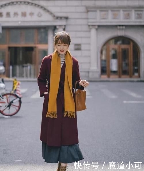 [深灰色]羽绒服打底裤都失宠了，五套超好看的搭配，时髦保暖高级感满满