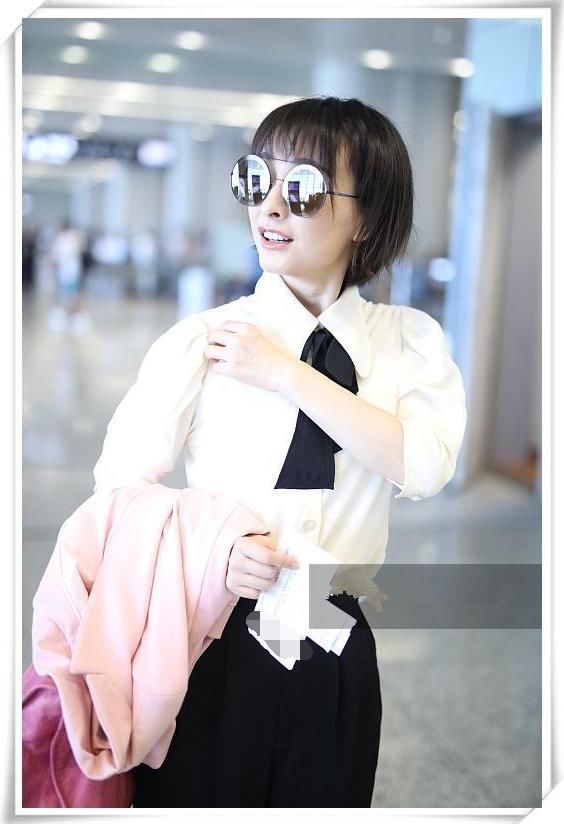 吴昕终于穿对了！一身职业装气质炸裂，可看到她的挎包我笑了！