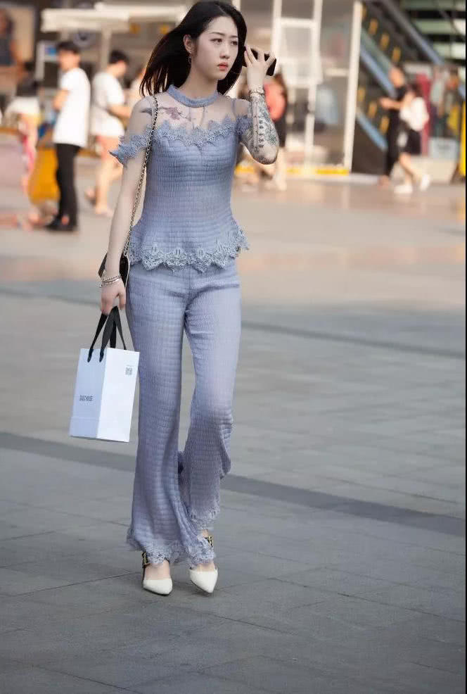 气质小姐姐身穿灰色紧身衣搭配紧身裤，大秀一双迷人的大长腿，吸