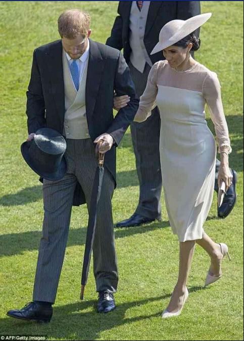 凯特王妃常穿运动鞋,而梅根一直穿高跟鞋,梅根为了缩小身高差!