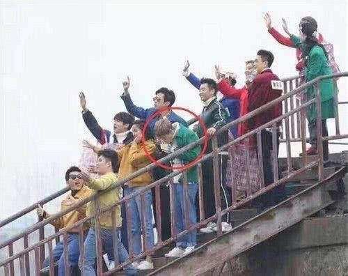 明星吃泡面：张艺兴霸气，吴京敬业，鹿晗不顾旁人，王思聪接地气