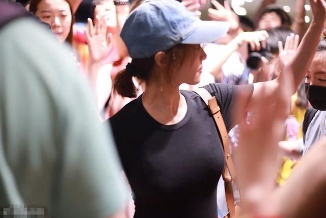 蔡依林T恤牛仔简约出街？那是你没看到她转身后的“大尺度”！