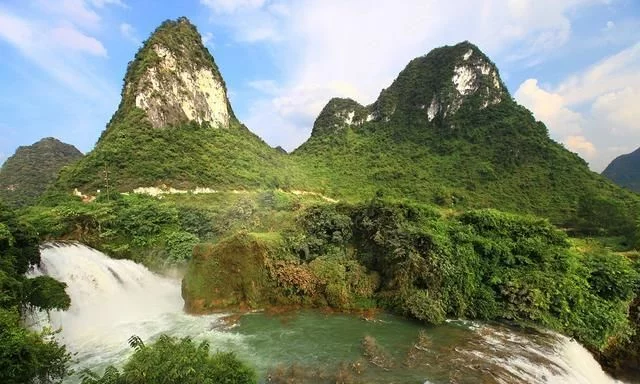 德天瀑布周边瀑布群,如此壮观还在公路旁,本地人:0门票,服不服