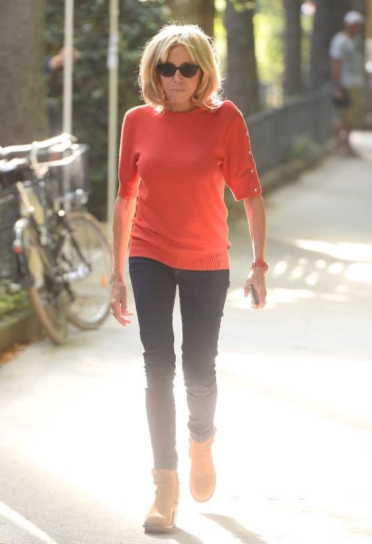 法国第一夫人全身照:紧身长裤显年轻，亮色服饰不服老