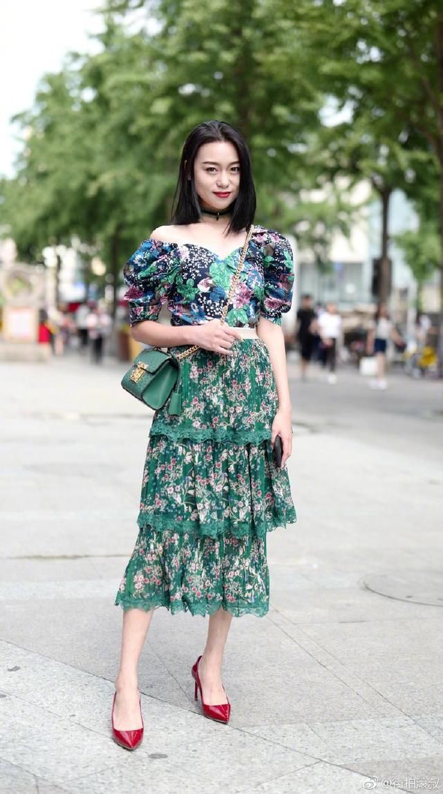 一个像戚薇，一个像热巴，时尚女人撞脸明星，打扮起来不输女明星