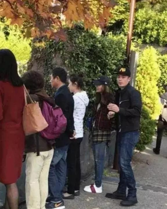 名气毁了靠卖肉？林心如出席一直用手捂住胸，霍建华都受不了！