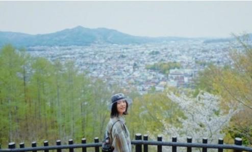 只穿了白色蕾丝内衣的她，不仅不俗还性感得很优雅!