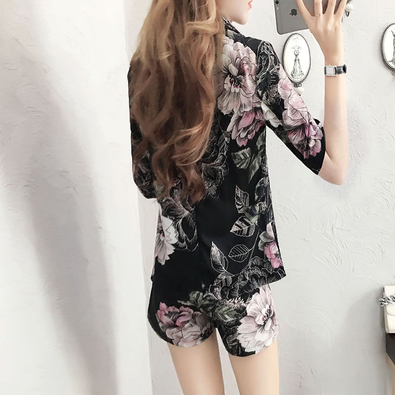 不得了，太美了!三伏天，44岁老婆穿这短裤套装，美得魅力四射